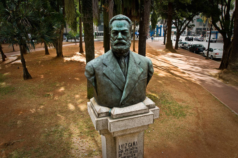 Busto de Luiz Gama no largo do Arouche, região central de São Paulo