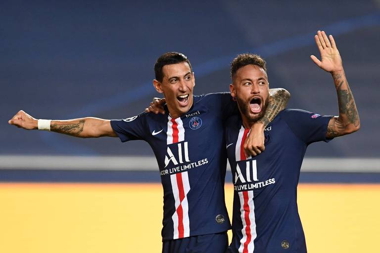 Dois jogadores com camisas azuis, Di María e Neymar, comemoram o segundo gol do PSG