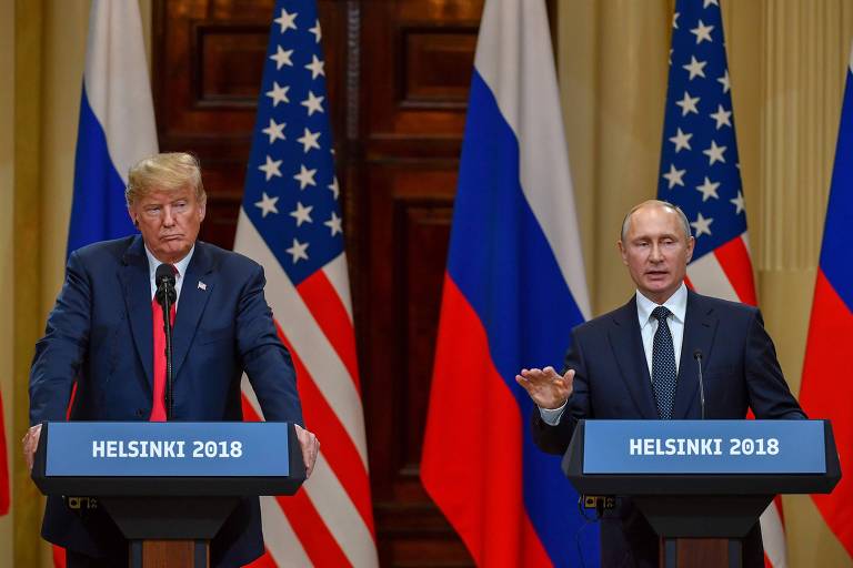 O presidente americano, Donald Trump (à esq.), e o presidente russo, Vladimir Putin, respondem perguntas após encontro em 2018, em Helsinki, na Finlândia