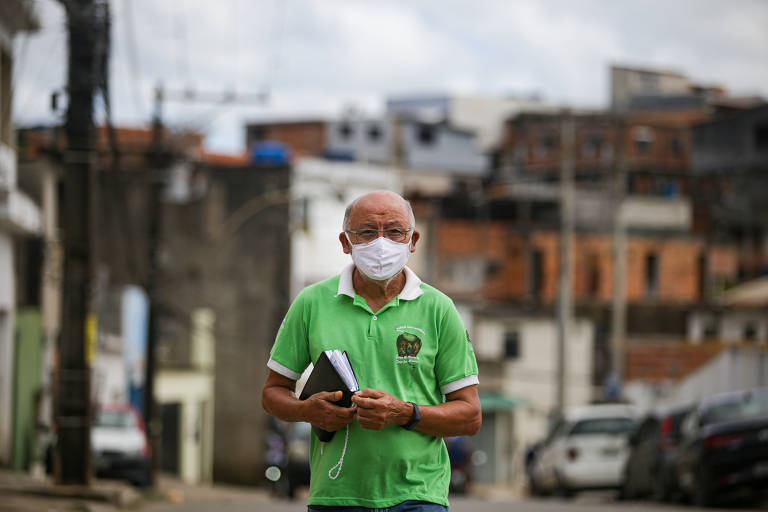 Ricardo Adelino Fortes, 62, aposentado, durante a saída da missa no bairro de São Cristovão, em Salvador