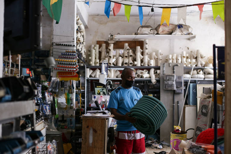Lauro Barbosa, 53, durante procura de materiais para sua reforma no bairro de Plataforma no subúrbio de Salvador. Auxílio emergencial tem causado impacto no comércio da periferia da região