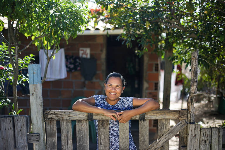 Edcleide Ferreira Santos, 31, ambulante, na frente de casa. A moradora de Barra dos Coqueiros, em Aracaju, votou em Bolsonaro e aprova seu governo
