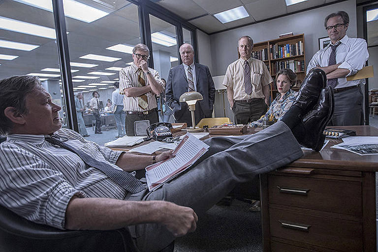 Tom Hanks (sentado) interpreta em 'The Post' o editor Ben Bradlee