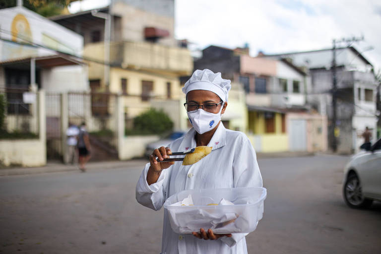 Edilene Araújo Sacramento, 43, ambulante que vende salgados e sucos no bairro de Parque São Cristovão, em Salvador