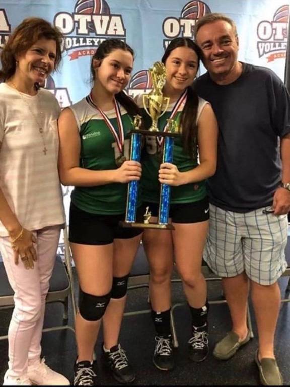 Gugu Liberato e Rose Miriam Di Matteo com as filhas gêmeas Marina Liberato e Sofia Liberato