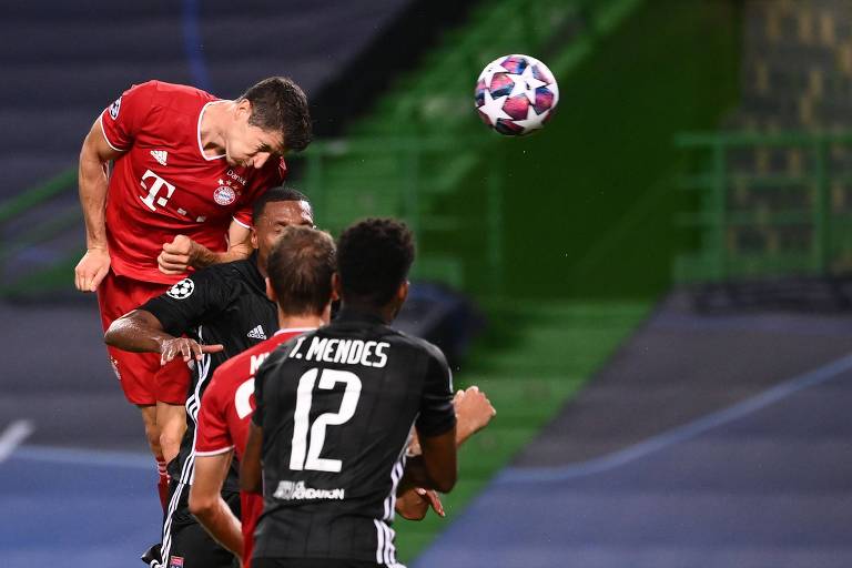 Lewandowski cabeceia para marcar o terceiro gol do Bayern contra o Lyon