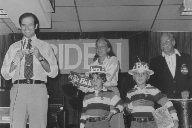 Biden ao lado da mulher, Jill, dos filhos Hunter (à esq.) e Beau, e do pai, também chamado Joe Biden, em comício em 1988