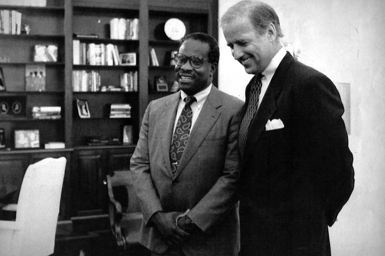Biden com o juiz Clarence Thomas, em 1991, em meio às audiências no Congresso para confirmá-lo para o cargo na Suprema Corte