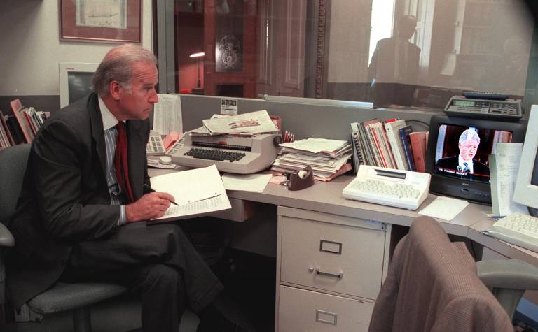 Biden acompanha entrevista coletiva do presidente Bill Clinton, em outubro de 1999