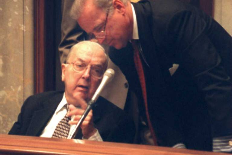 Com Jesse Helms, então presidente do comitê de Relações Exteriores do Senado, durante audiência em 1998