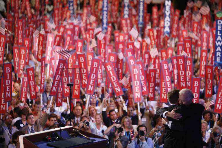 Biden abraça o filho Beau, procurador-geral de Delaware, durante a convenção democrata de 2008