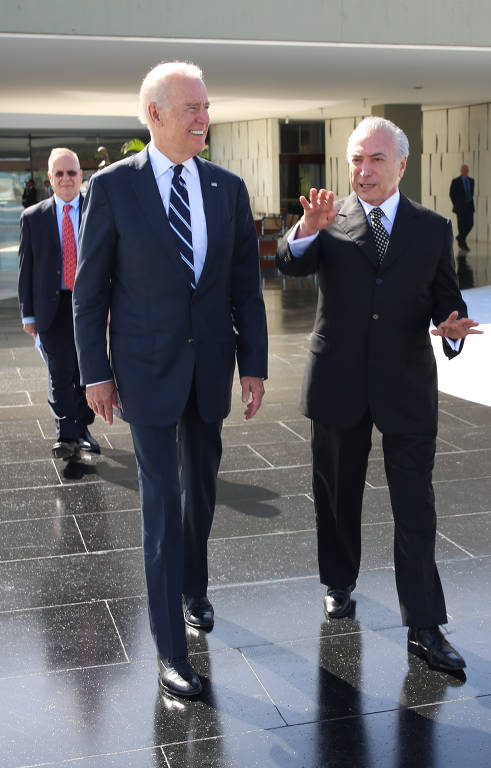 Então vice-presidente dos EUA, Biden foi recebido por Michel Temer, na época vice-presidente do Brasil, em Brasília