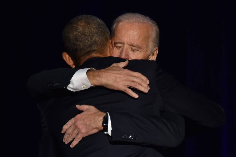 Biden, de olhos fechadas, abraça Obama