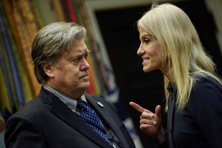 Bannon conversa com Kellyanne Conway, assessora de Trump, na Casa Branca, em janeiro de 2017