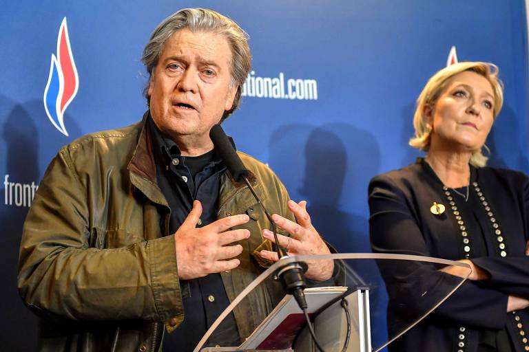 Bannon ao lado de Marine Le Pen, líder da extrema-direita na França, em março de 2018