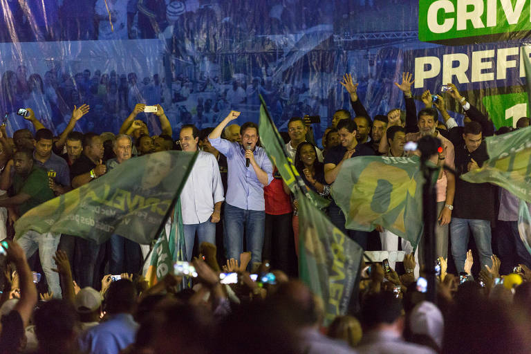 Marcelo Crivella comemora vitoria da prefeitura do Rio em clube no bairro de Bangu
