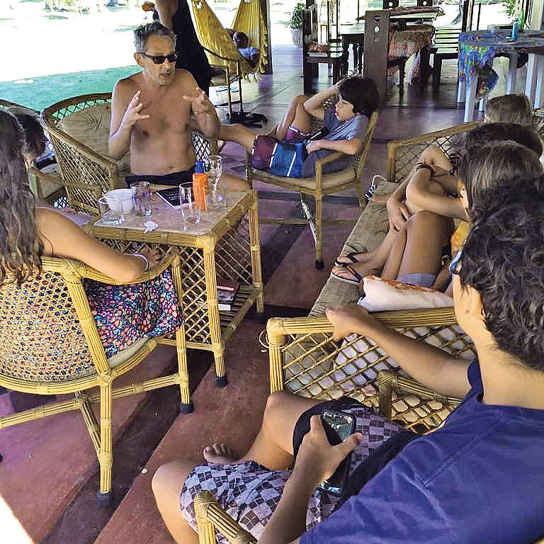 Otavio Frias Filho conta histórias para as crianças durante férias na praia de Carneiros, em Pernambuco, em janeiro de 2016