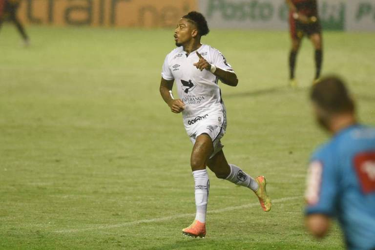 Após passagem apagada pelo Grêmio, Marinho se reencontrou com seu melhor futebol no Santos