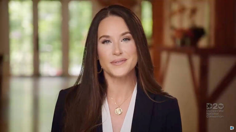 Ashley Biden, filha do candidato democrata, apresenta o pai na última noite da convenção