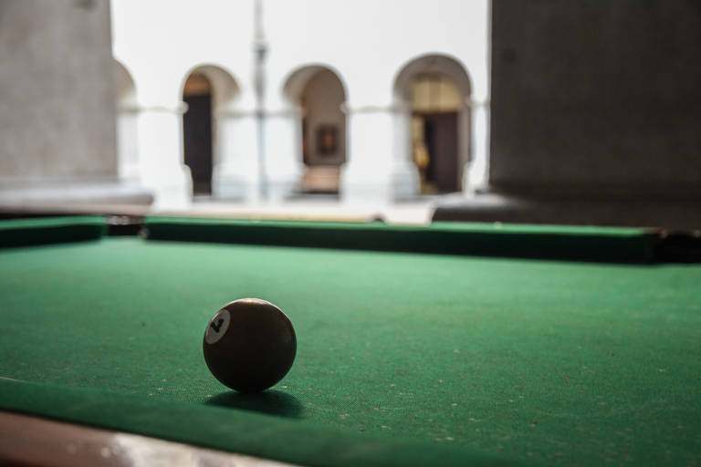 Mesa de sinuca na parte externa da faculdade.