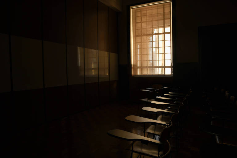 Luz passa pela janela em sala de aula.