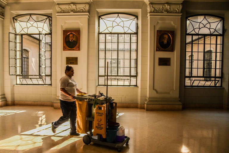 Funcionária da limpeza no prédio da faculdade.