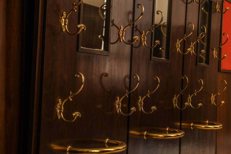 Cabides em corredor do prédio.