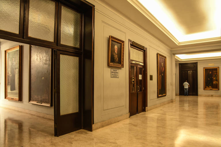 Corredor da faculdade de direito.