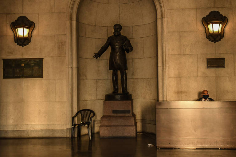 Estátua em corredor.