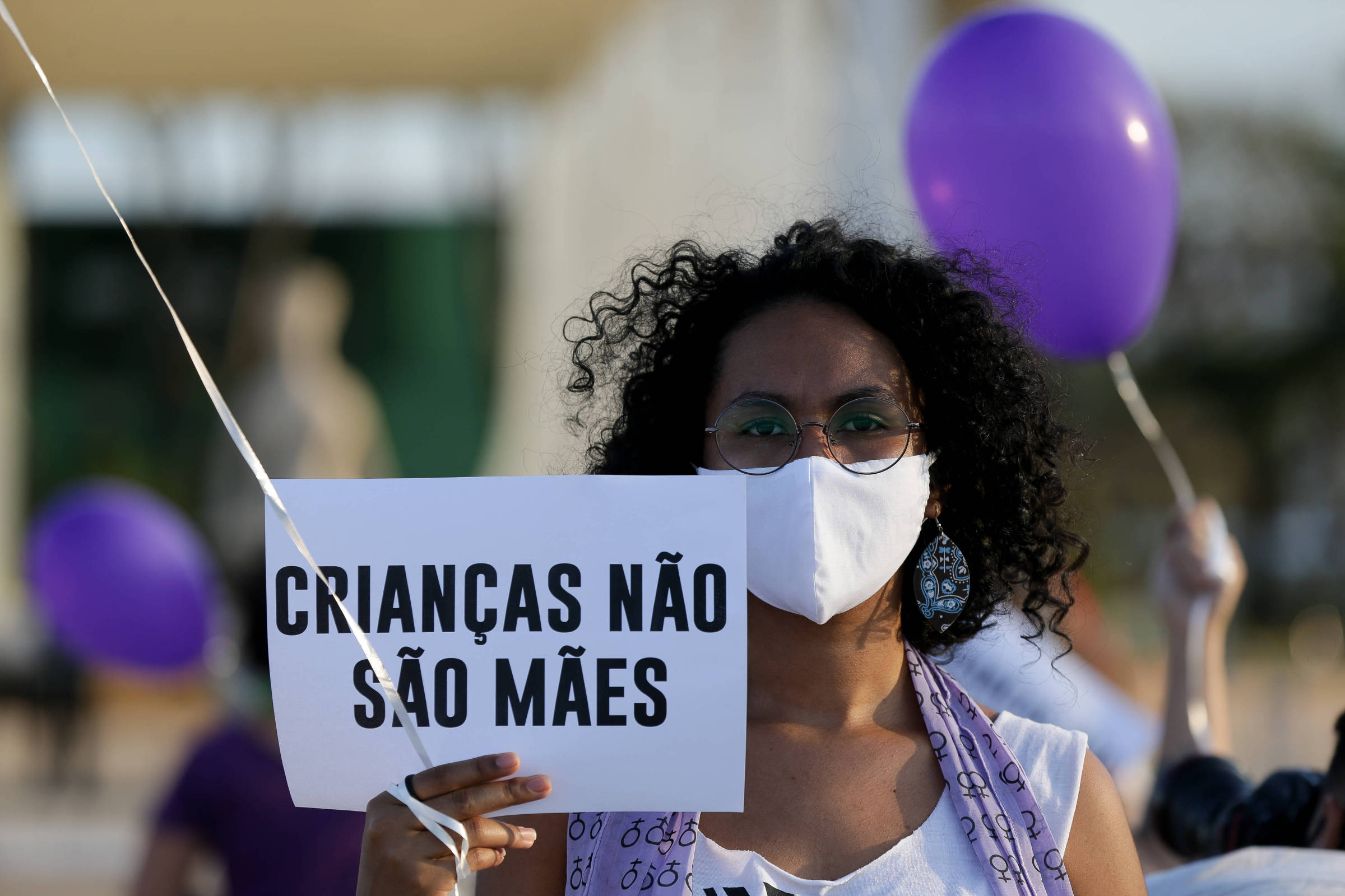 Mãe é criticada por deixar filho ir à escola com roupa “de menina”