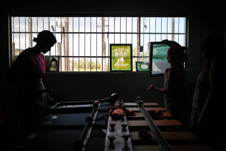 Detentas trabalham em xilogravura em tecido no presídio feminino no Complexo Penitenciário Pedrinhas