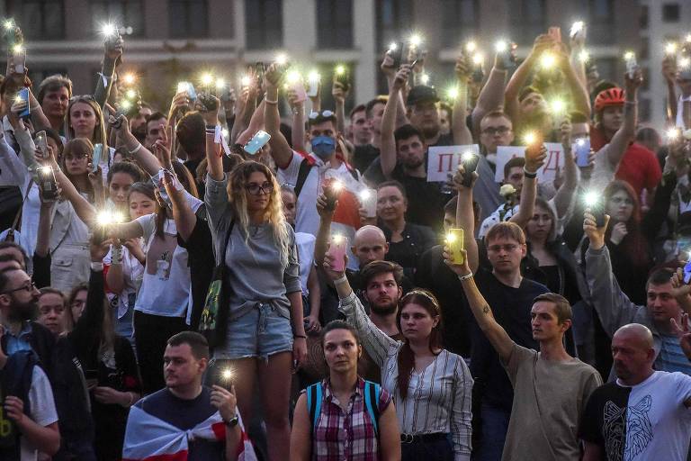 Manifestantes protestam contra a ditadura de Aleksandr Lukachenko durante ato em Minsk, capital da Belarus