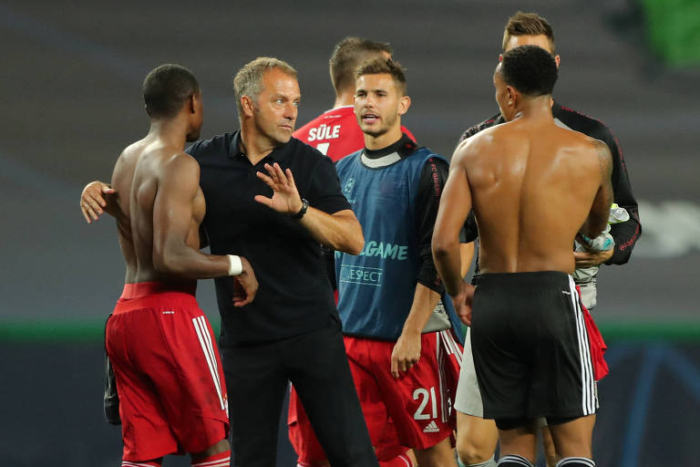 Hans-Dieter Flick (de camisa preta) comemora com os jogadores do Bayern a classificação para a final da Champions League após a vitória sobre o Lyon
