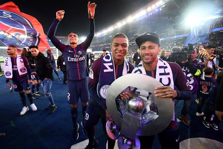 Títulos - Pelo clube francês, Neymar já conquistou 8 títulos. Todos eles, porém, dentro da França (3 Campeonatos Franceses, duas Copas da França, duas Copas da Liga e uma Supercopa da França
