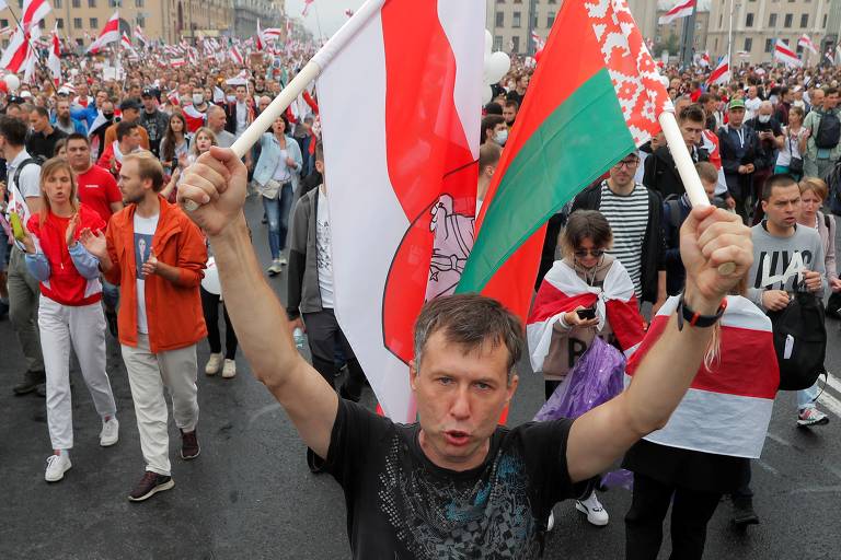 Mais de 100 mil protestam contra ditadura em 15º dia de manifestação na Belarus