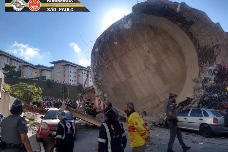 Caixa d'água de concreto cai e esmaga carros na Grande São Paulo; veja vídeo