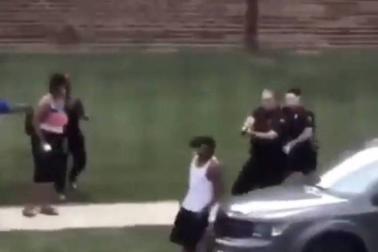 Em 23 de agosto de 2020, Jacob Blake foi atingido pelas costas por sete tiros à queima-roupa disparados por um agente em Kenosha, no estado de Wisconsin, nos EUA, durante uma abordagem policial que ocorreu em frente a seus três filhos pequenos