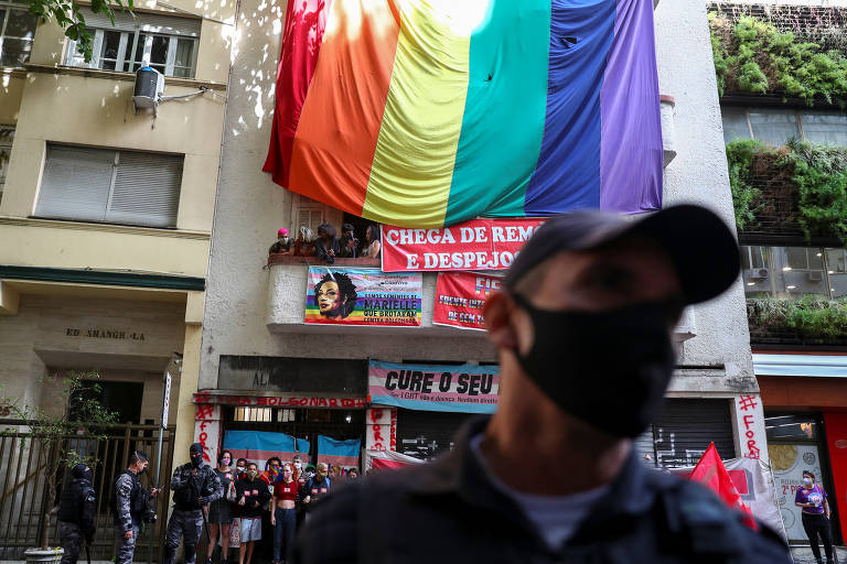 Pessoas protestam em meio ao despejo da Casa Nem, moradia temporária voltada a LGBTIs; veja fotos de hoje