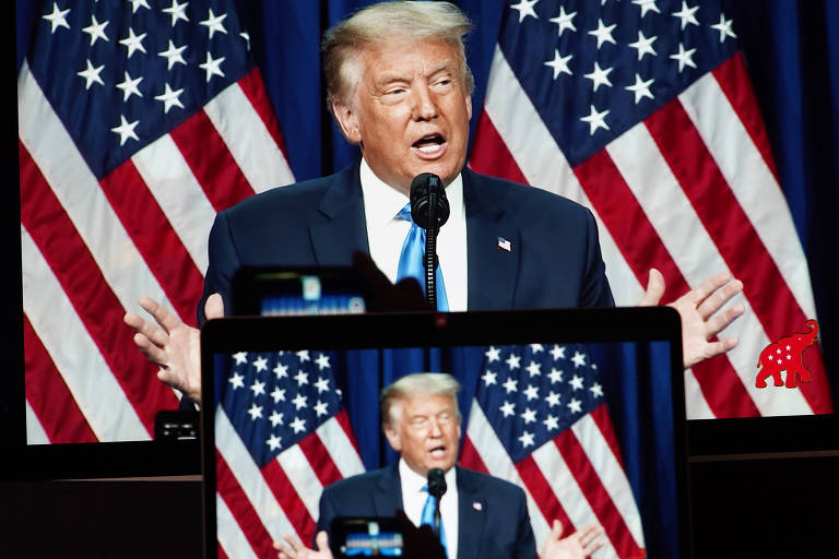 Televisores na Virgínia mostram discurso de Trump na convenção do Partido Republicano, realizada em Charlotte, na Carolina do Norte