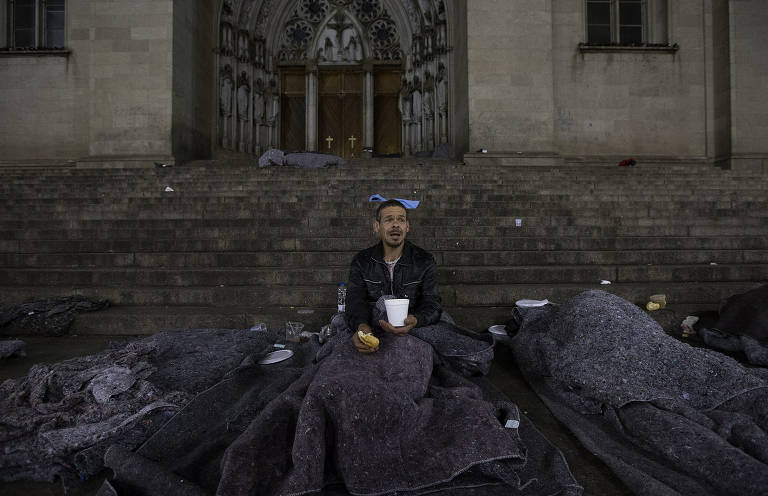 MST arrecada agasalhos e cobertores para pessoas em situação de rua em semana de frio intenso