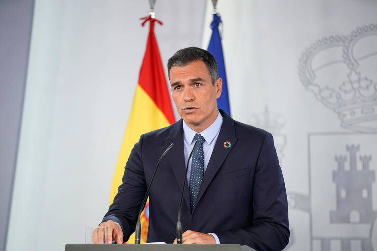 Pedro Sánchez fala com bandeira da Espanha ao fundo