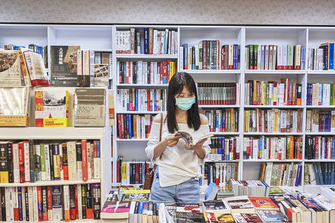 Uma cliente examina livros na Causeway Bay Bookstore, em Taipei, Taiwan, em 16 de julho de 2020 ORG XMIT: XNYT66