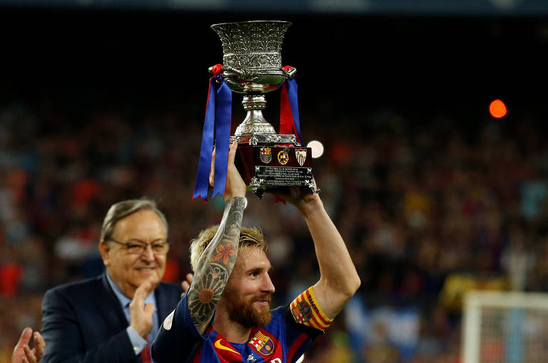 Messi levanta o troféu da Supercopa da Espanha de 2016, ano em que ele ganhou o sétimo dos oito troféus que o argentino tem do torneio