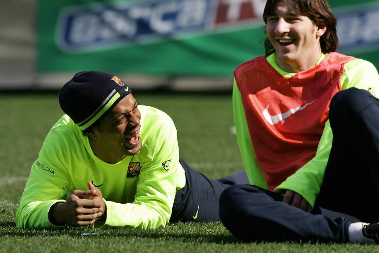 Ronaldinho Gaúcho e Messi conversam durante treino do Barcelona, no Camp Nou, em fevereiro 2006