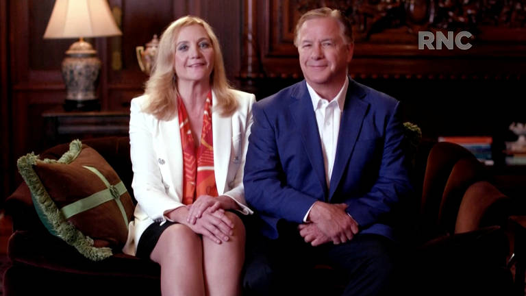 Patricia e Mark McCloskey, que apontaram armas a manifestantes antirracismo em St. Louis, no Missouri, defenderam o porte de armas em fala no primeiro dia do evento