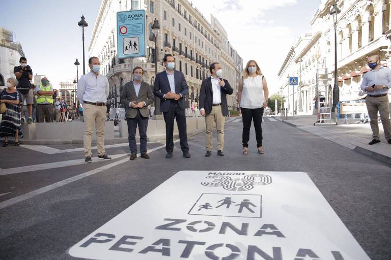 Sinais que indicam restrições a carros na região da Puerta del Sol, no centro de Madri