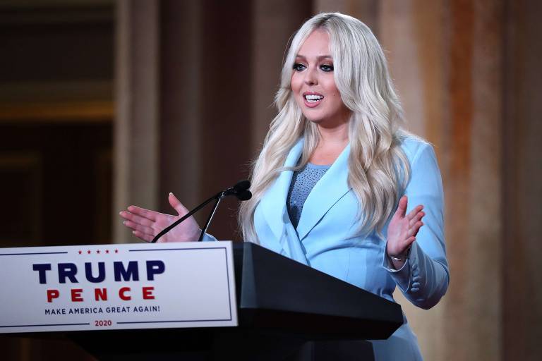 Tiffany Trump, a filha mais nova do presidente, discursa no segundo dia do evento; ela relembrou os valores conservadores da gestão de seu pai