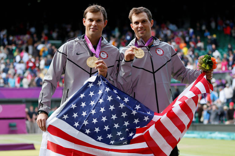 Irmãos posam com medalhas e a bandeira dos EUA