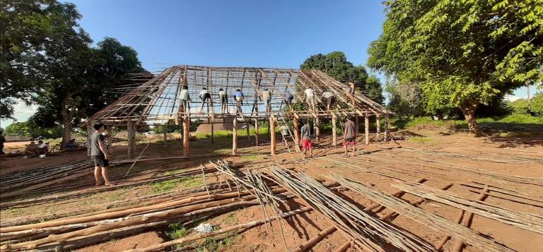 Construção da casa para quarentena de indígenas na aldeia Ipatse, do povo Kuikuro, no Alto Xingu. Medida de iniciativa do Congresso criou plano para enfrentamento da Covid-19 em comunidades indígenas e quilombolas.