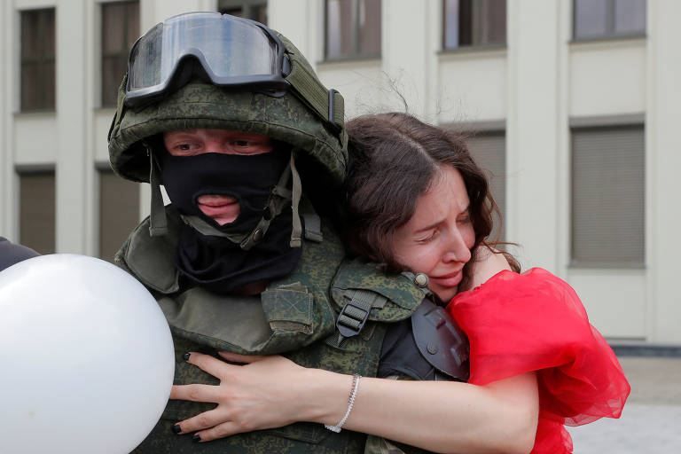 Mulheres e policiais na Belarus